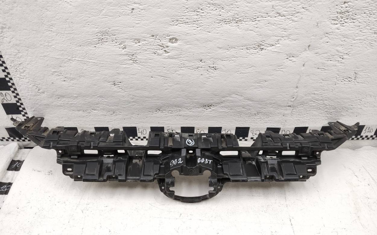 Кронштейн решетки радиатора