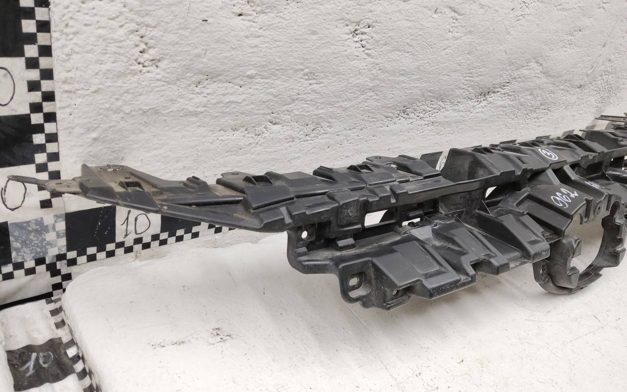 Кронштейн решетки радиатора