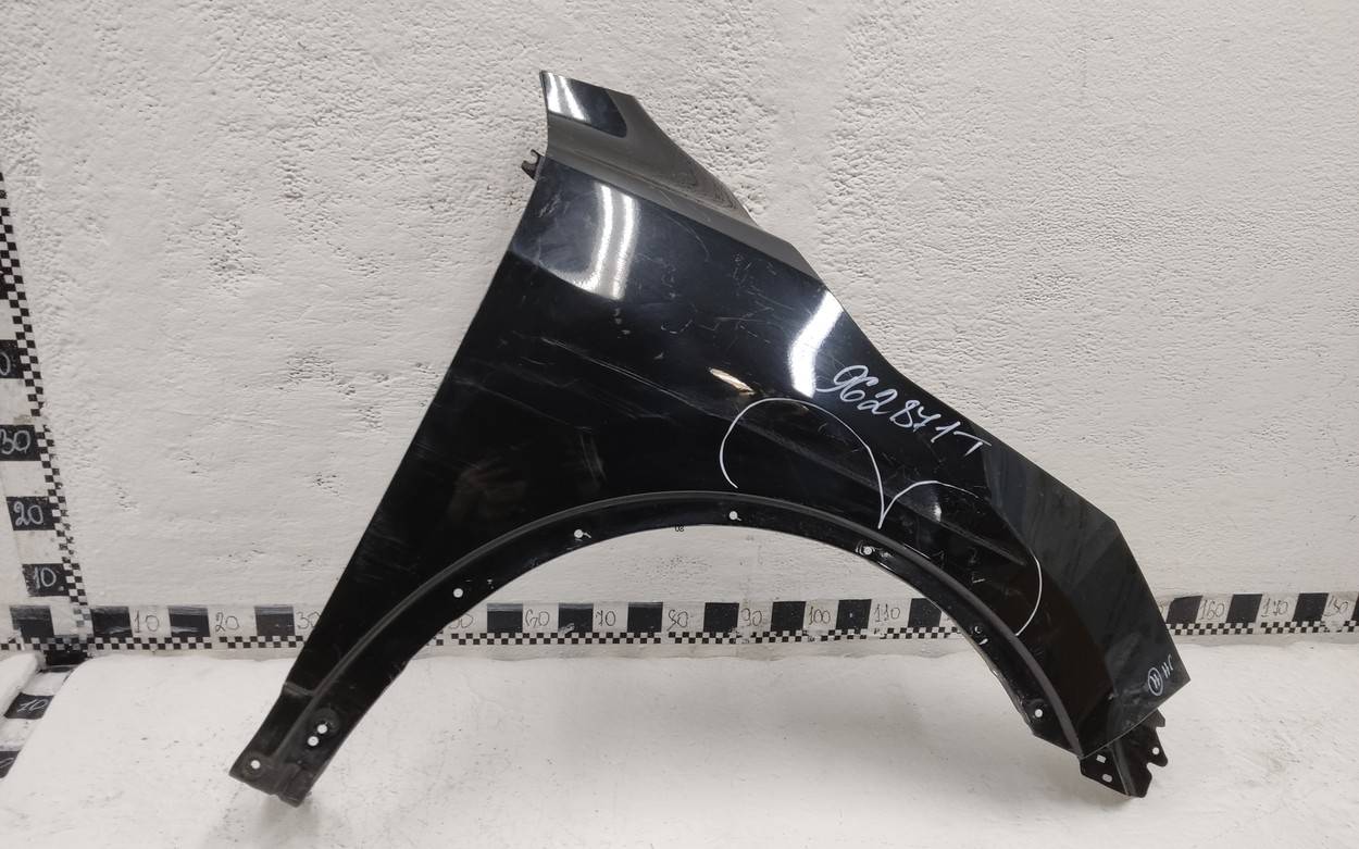 Крыло переднее правое