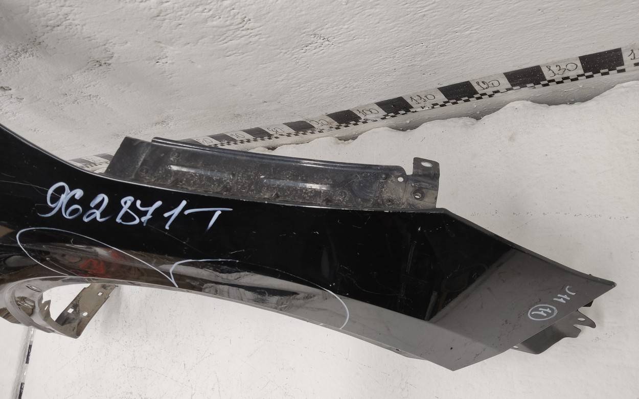 Крыло переднее правое