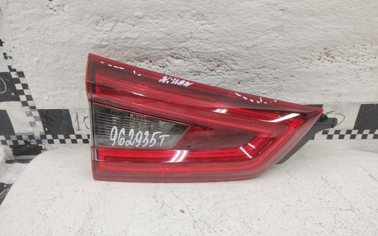 Фонарь задний внутренний левый