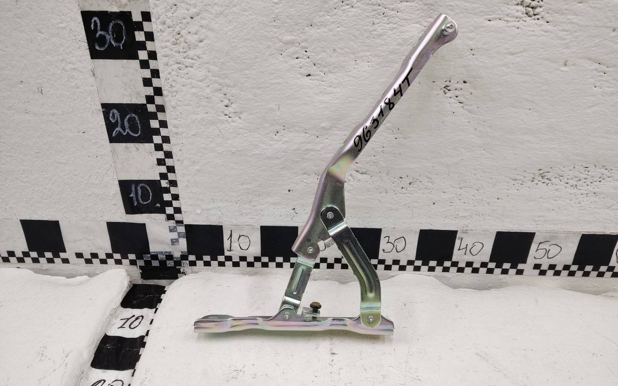 Петля капота правая