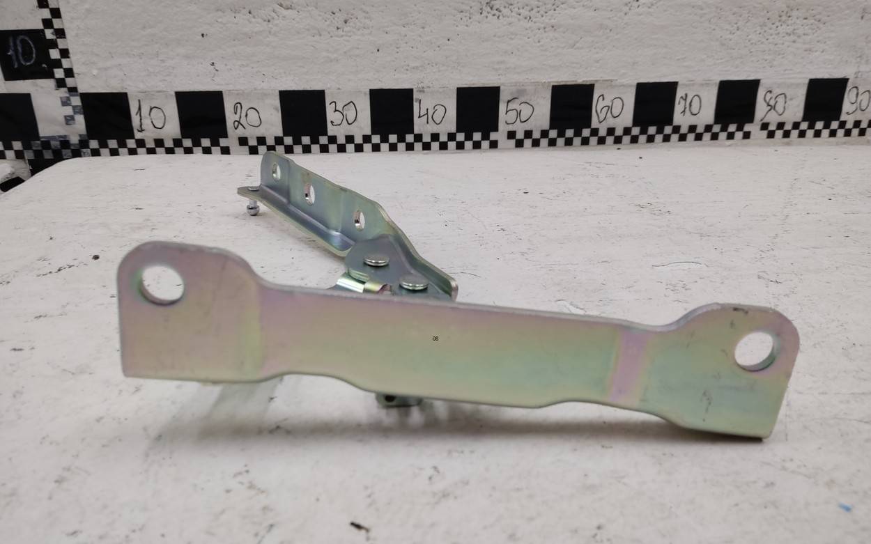 Петля капота правая