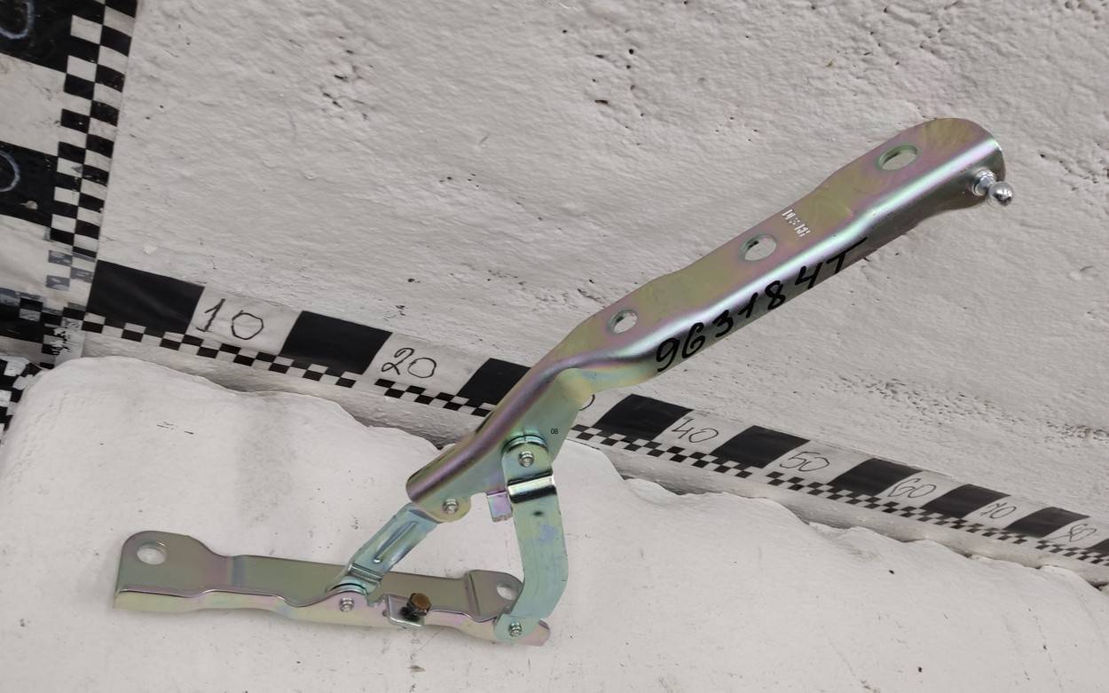 Петля капота правая