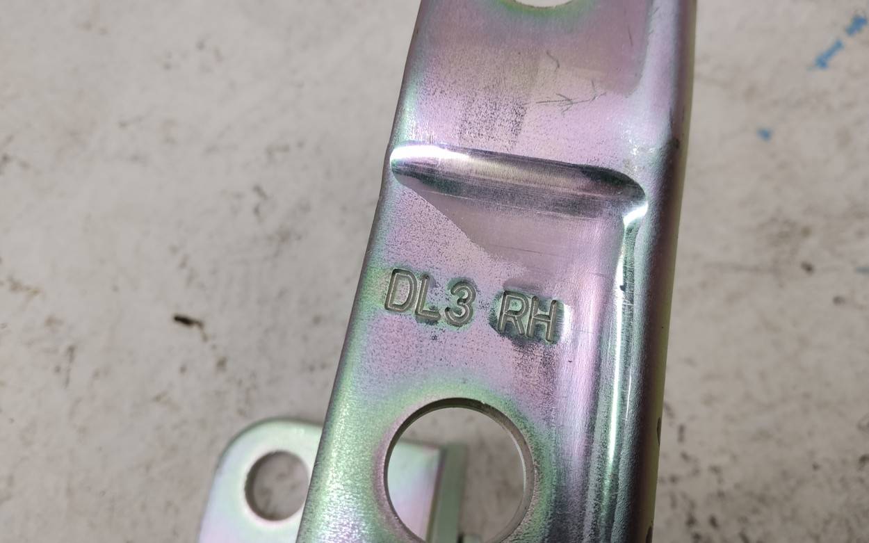 Петля капота правая