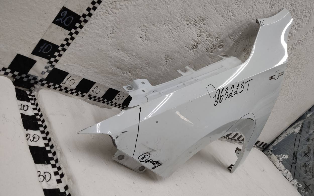 Крыло переднее левое