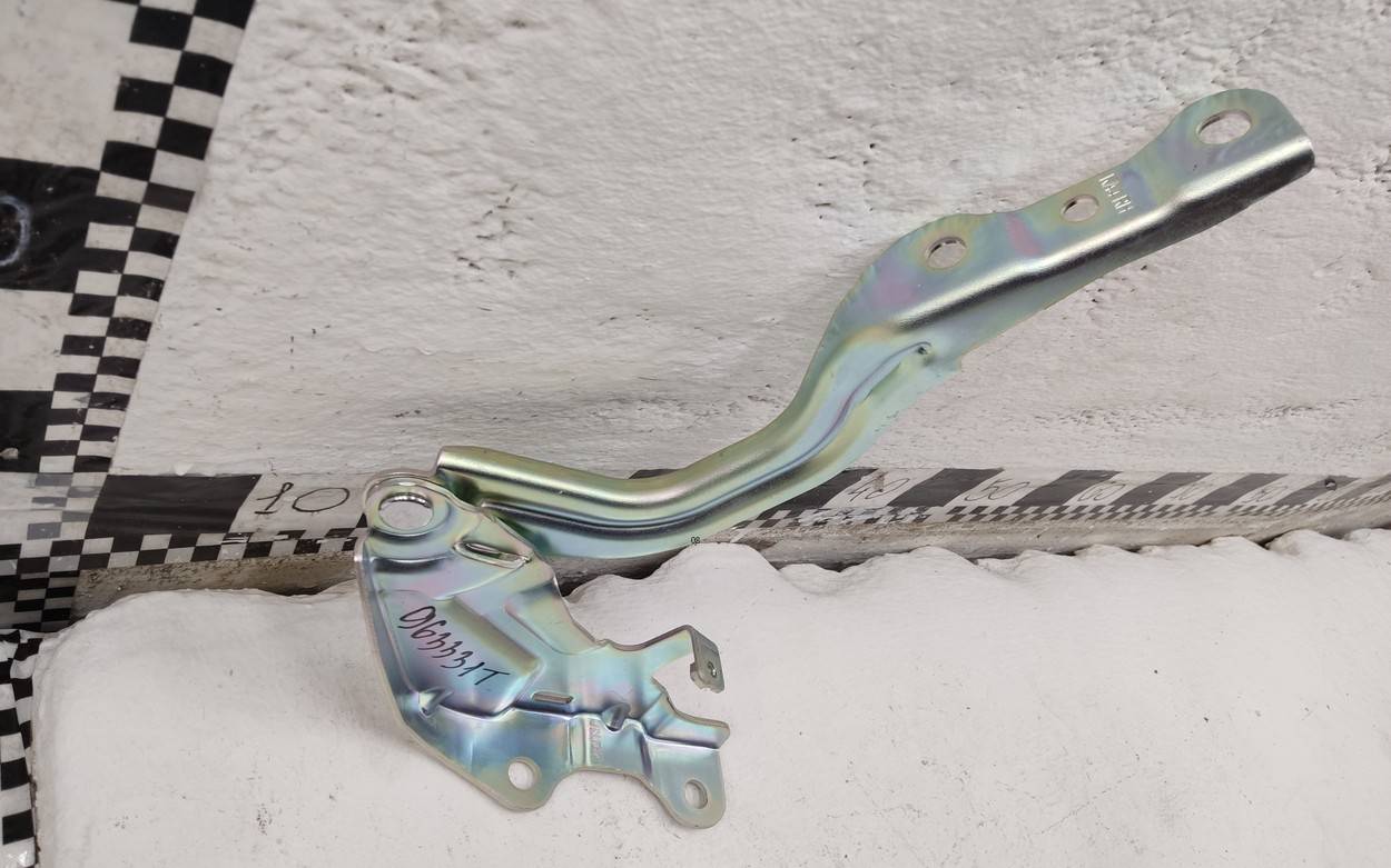 Петля капота правая