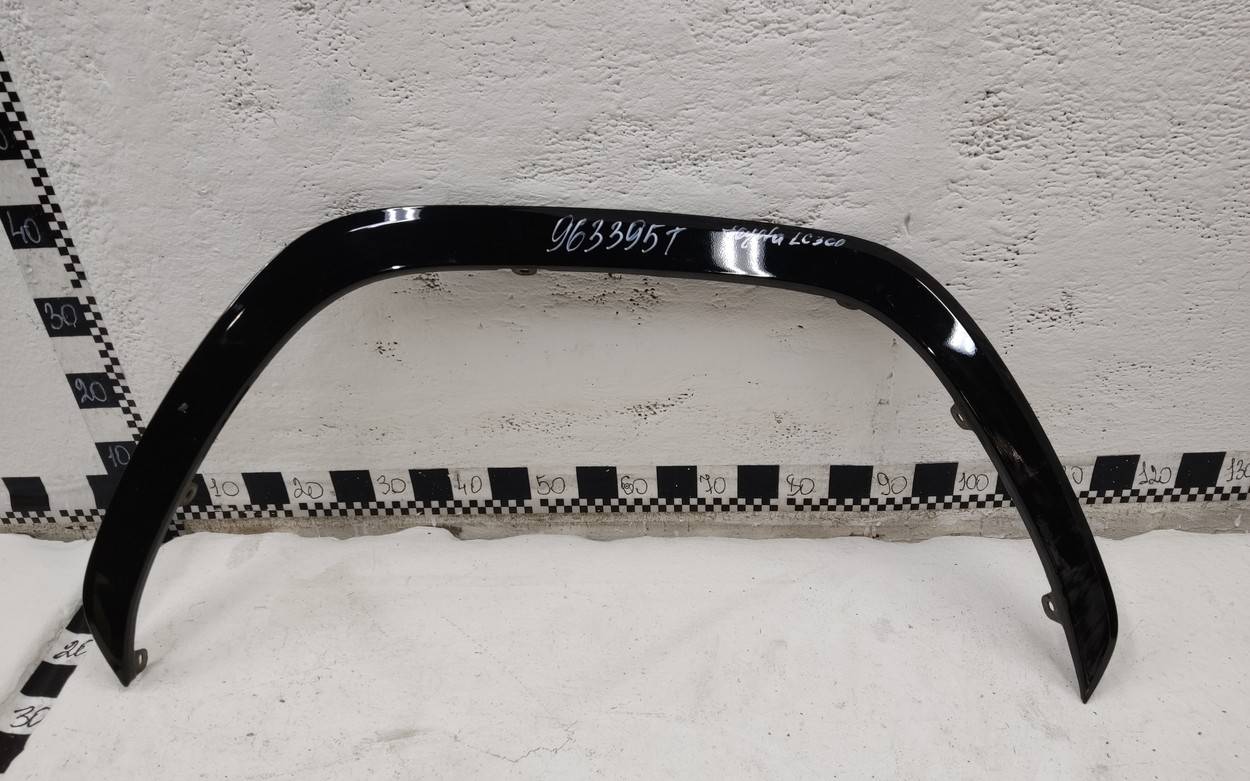 Накладка переднего крыла правого