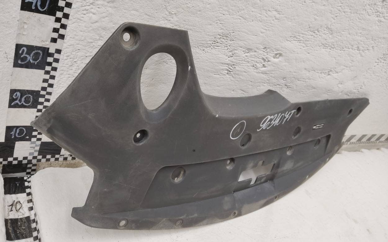 Кожух замка капота