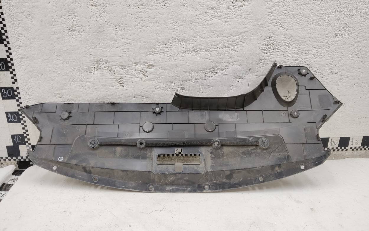 Кожух замка капота