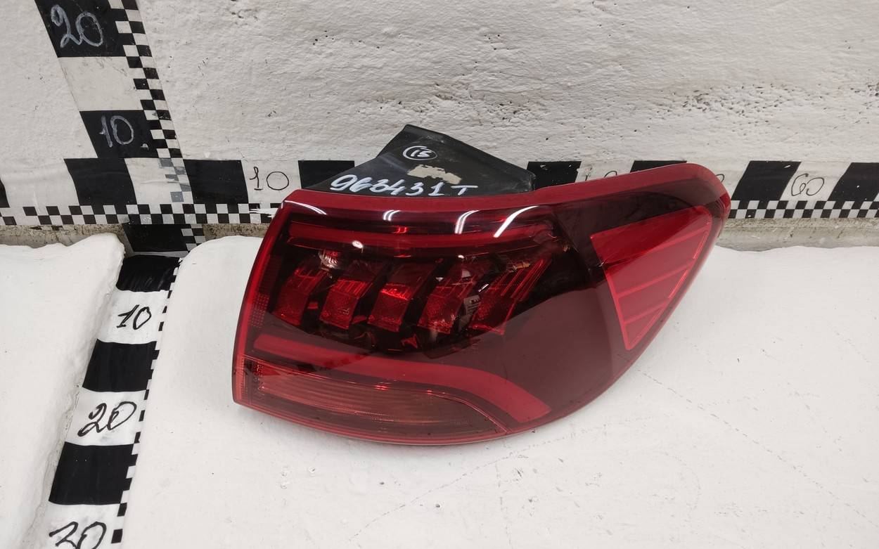 Фонарь задний наружный правый