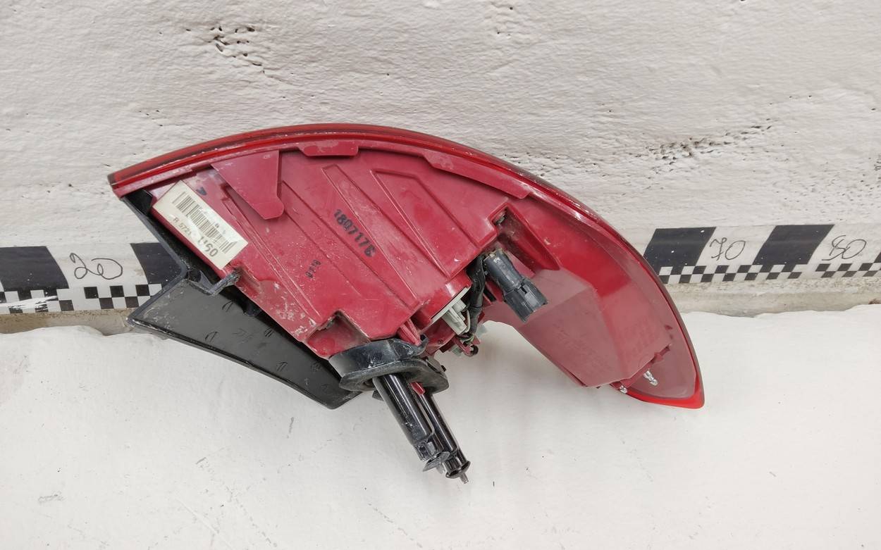 Фонарь задний наружный правый