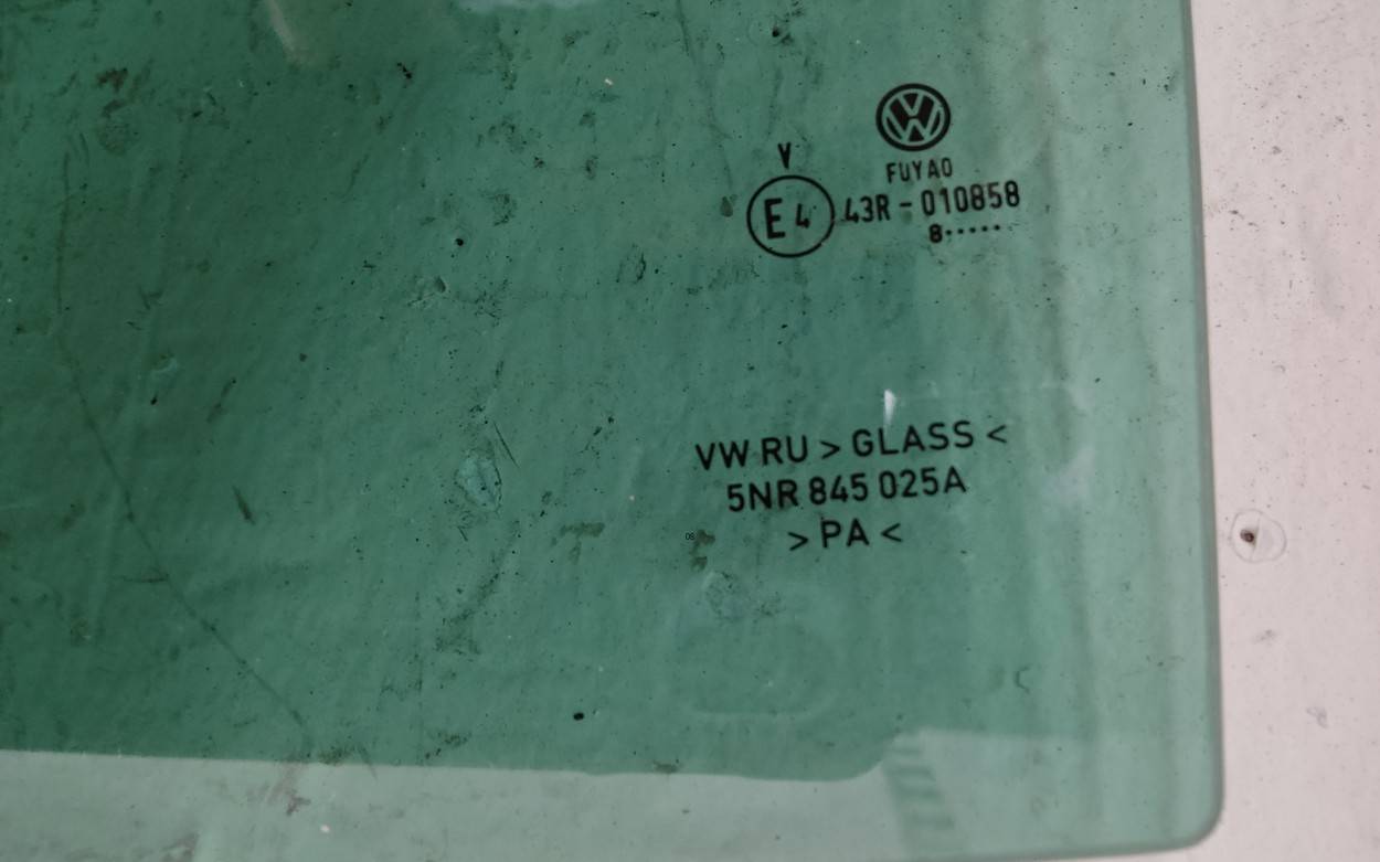 Стекло двери задней левой