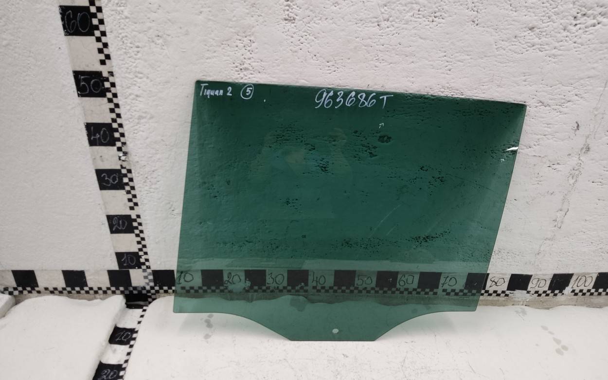 Стекло двери задней левой