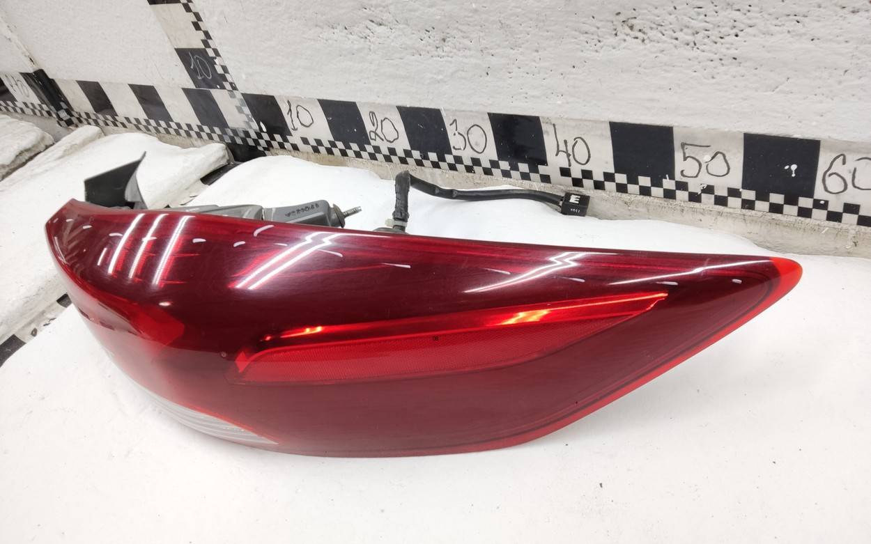 Фонарь задний наружный правый