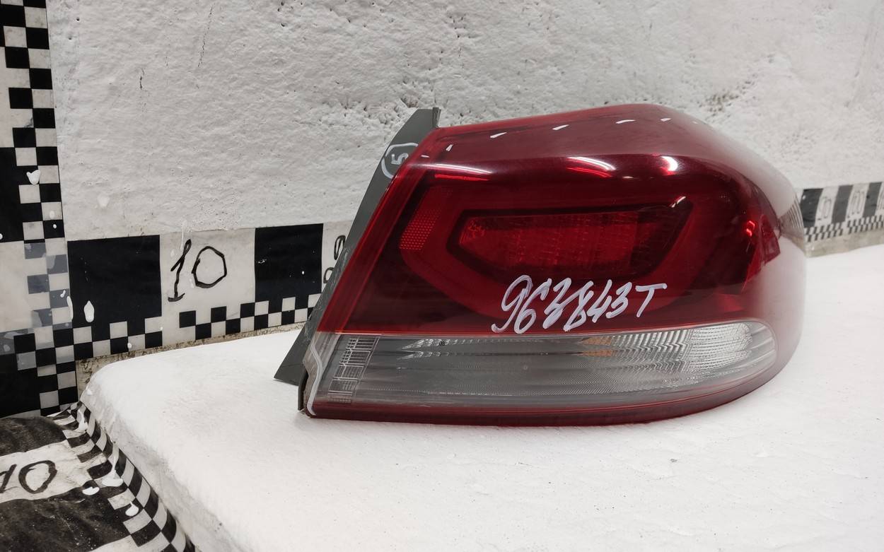 Фонарь задний наружный правый