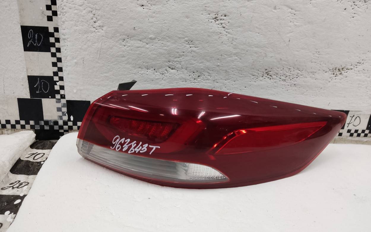 Фонарь задний наружный правый