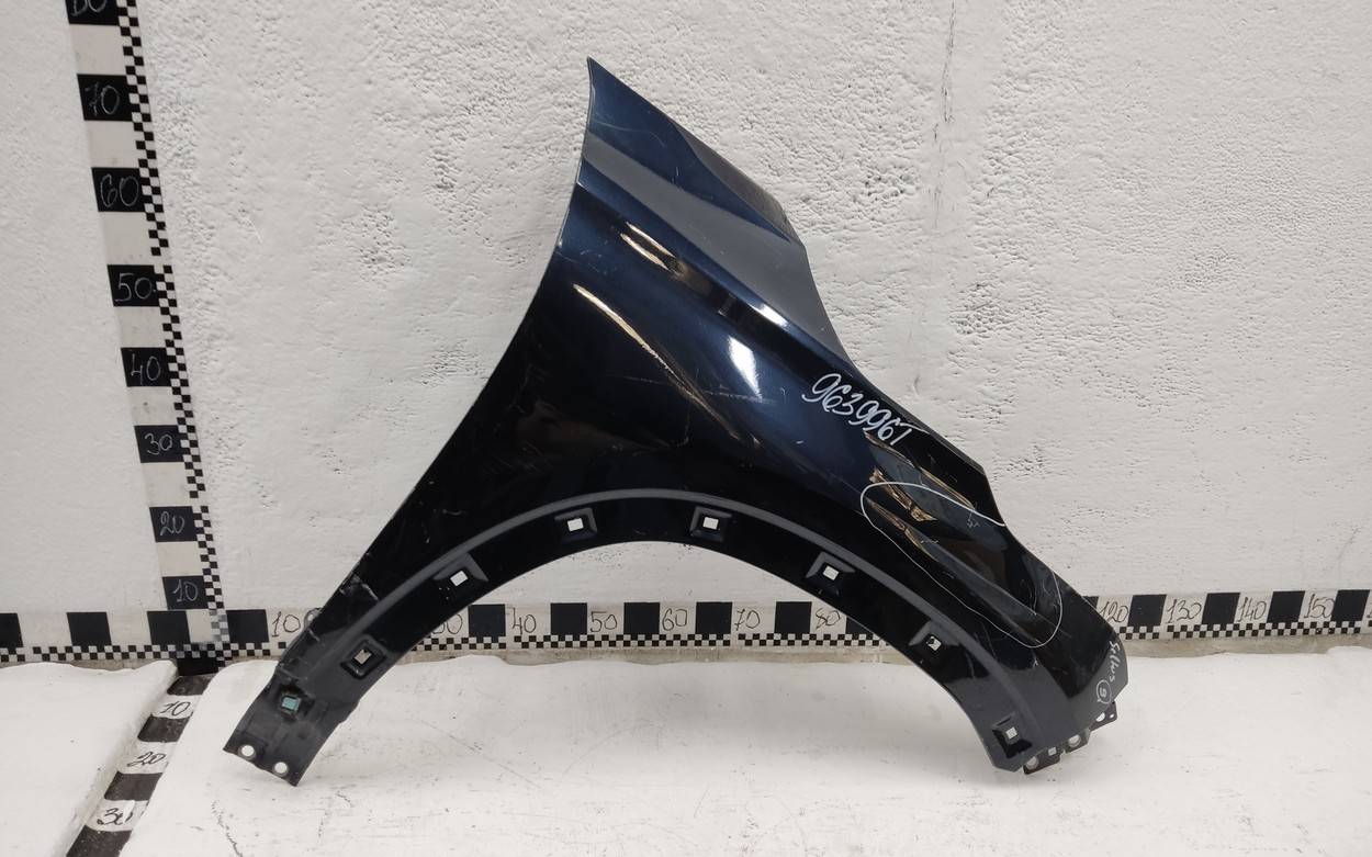 Крыло переднее правое