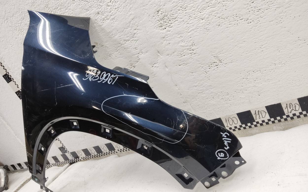Крыло переднее правое