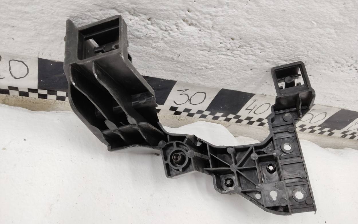 Кронштейн фар левый