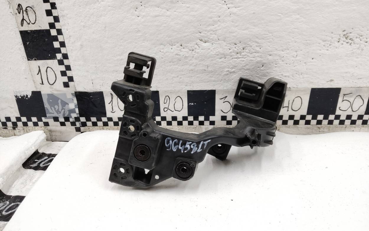 Кронштейн фар левый