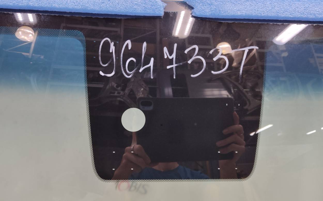 Стекло лобовое (ветровое)