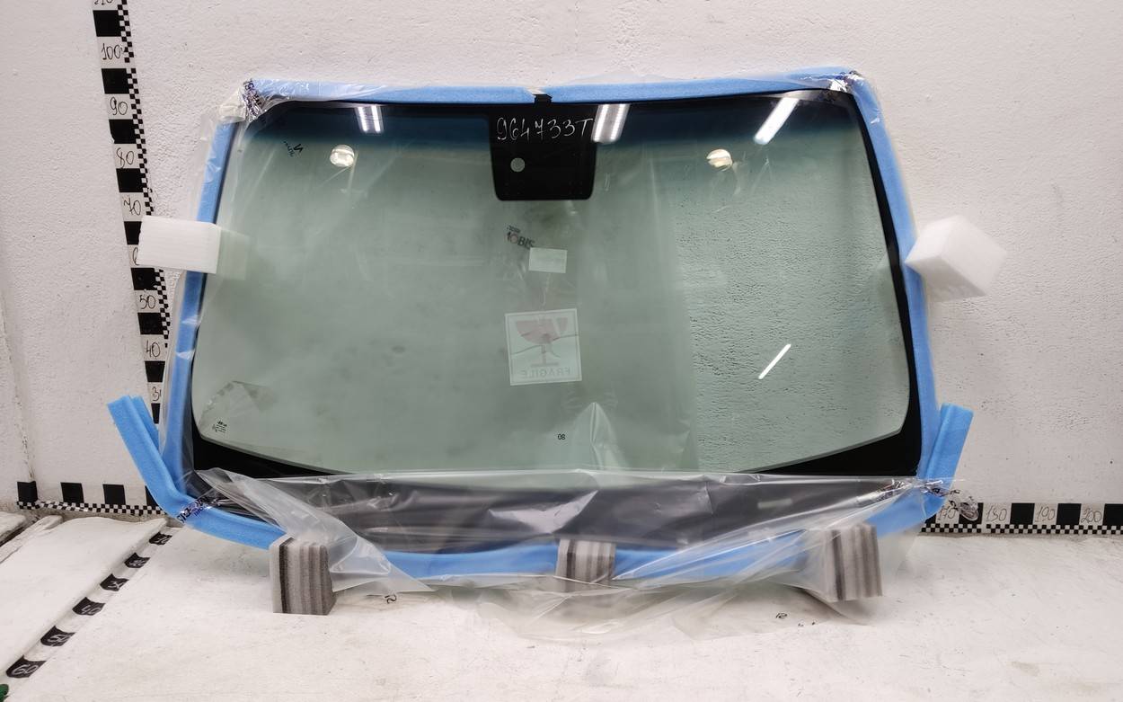 Стекло лобовое (ветровое)