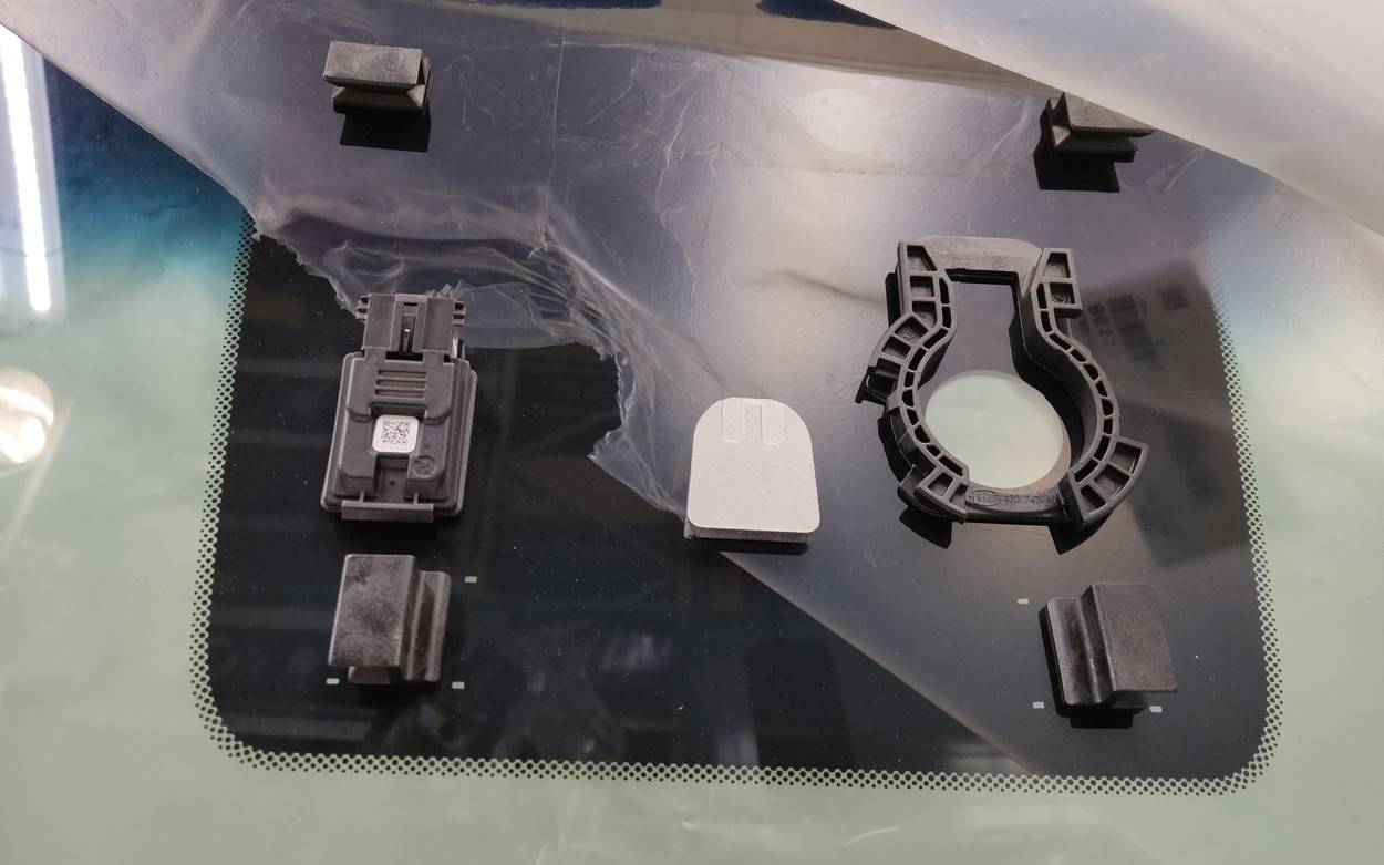 Стекло лобовое (ветровое)