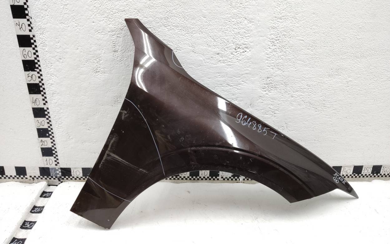 Крыло переднее правое