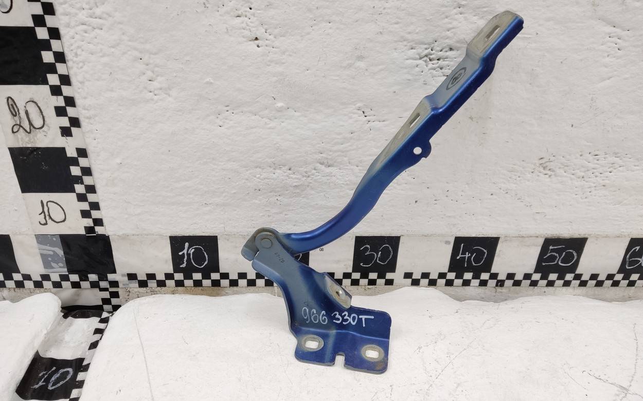 Петля капота правая