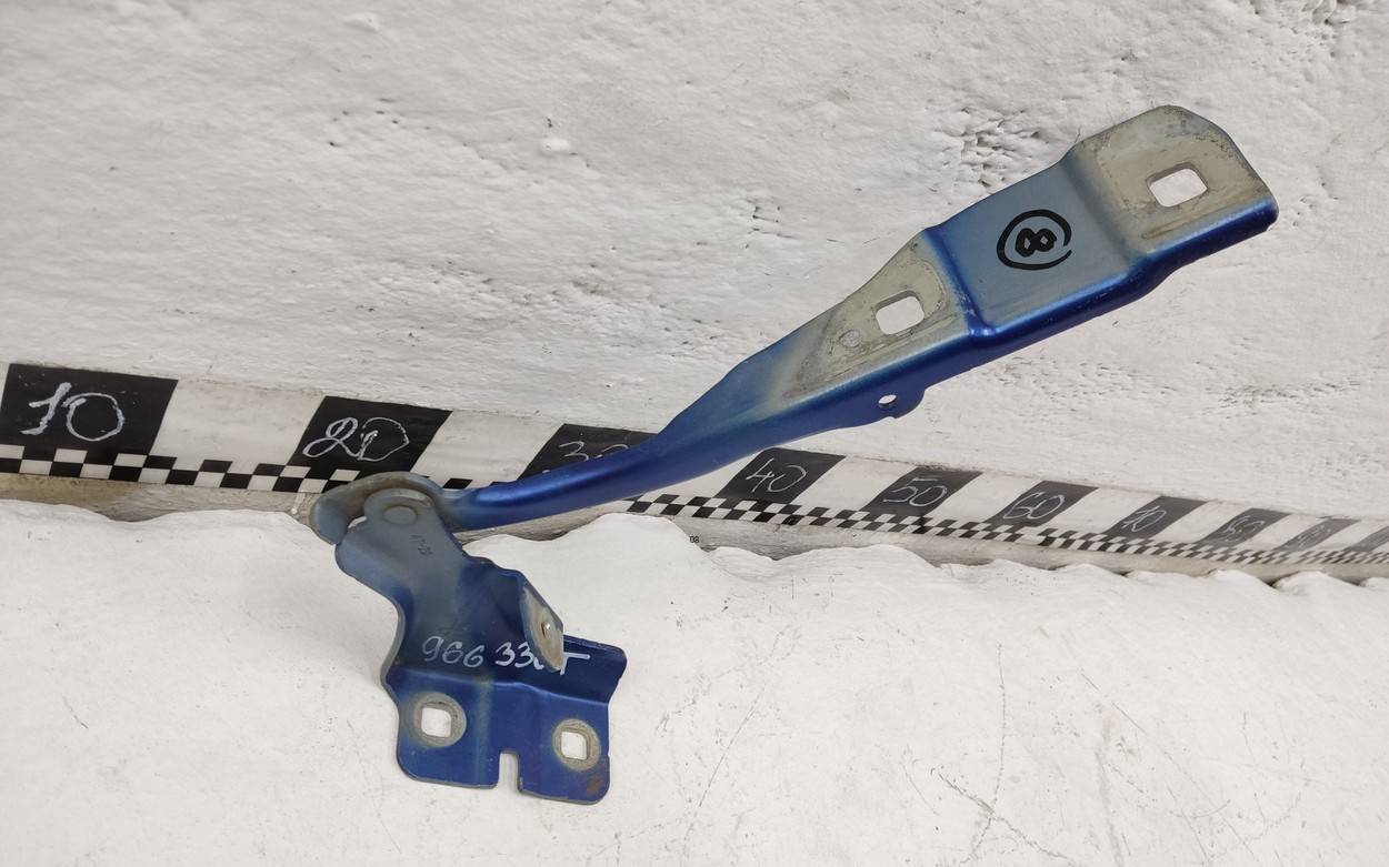 Петля капота правая