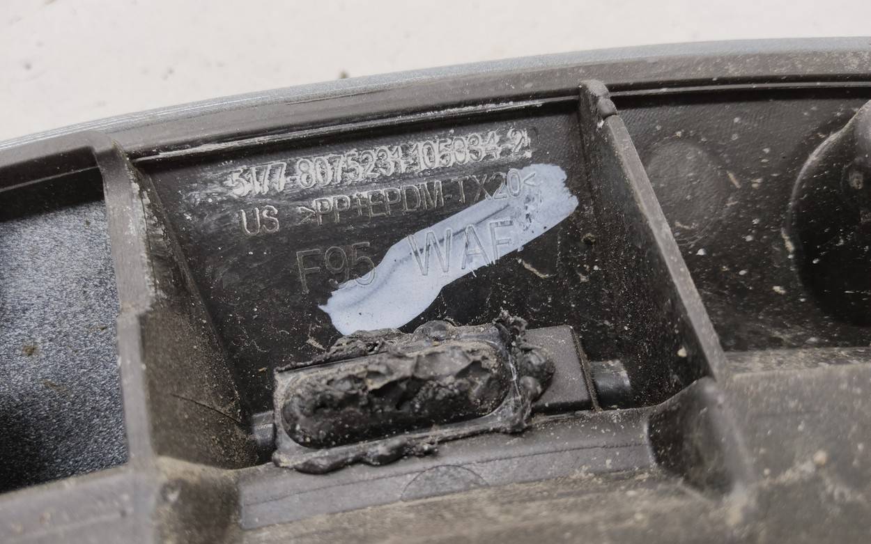 Накладка переднего крыла левого