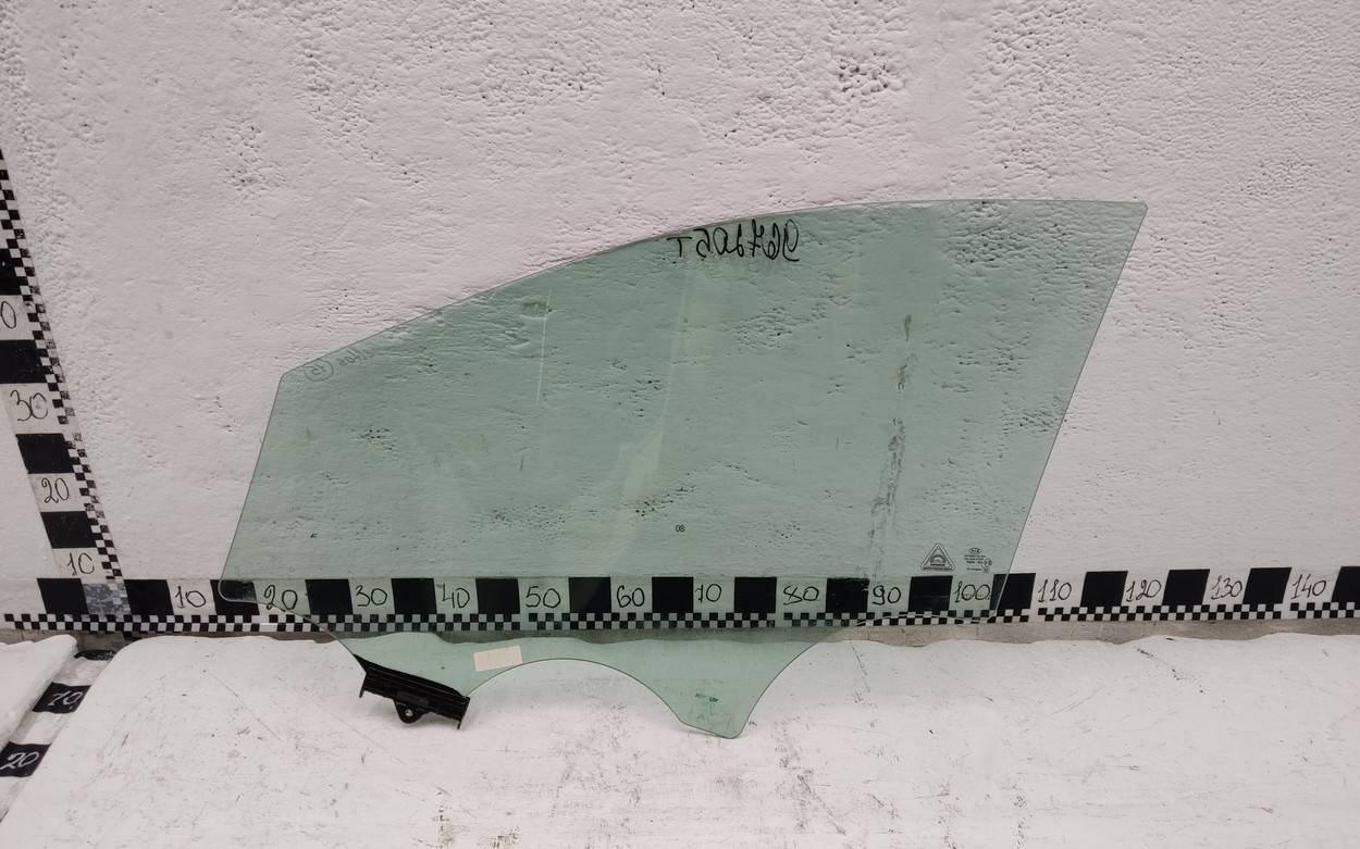 Стекло двери передней правой