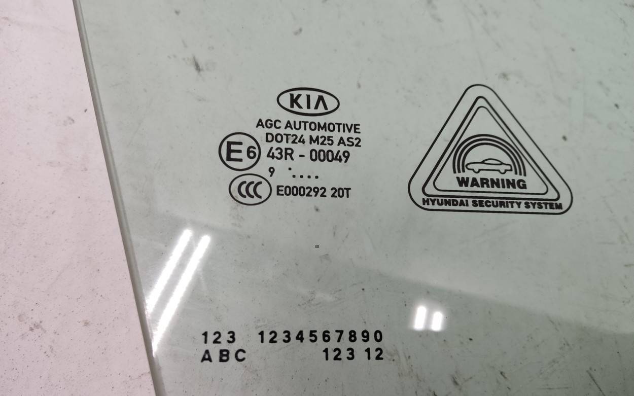 Стекло двери передней правой