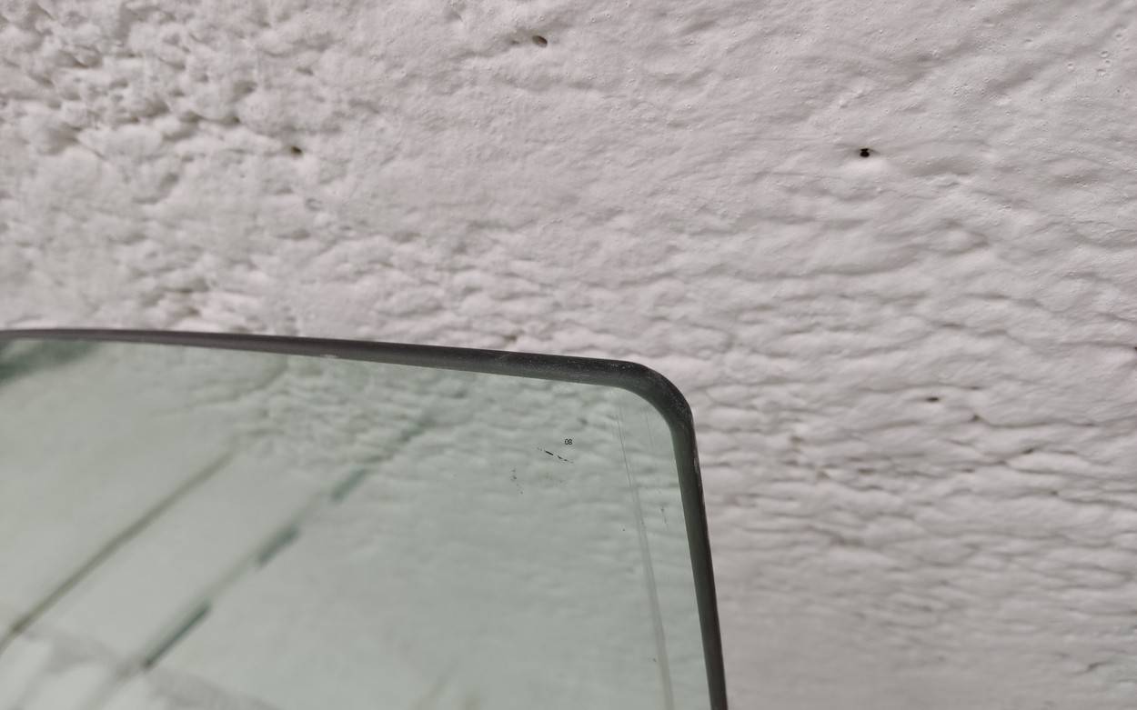 Стекло двери передней правой