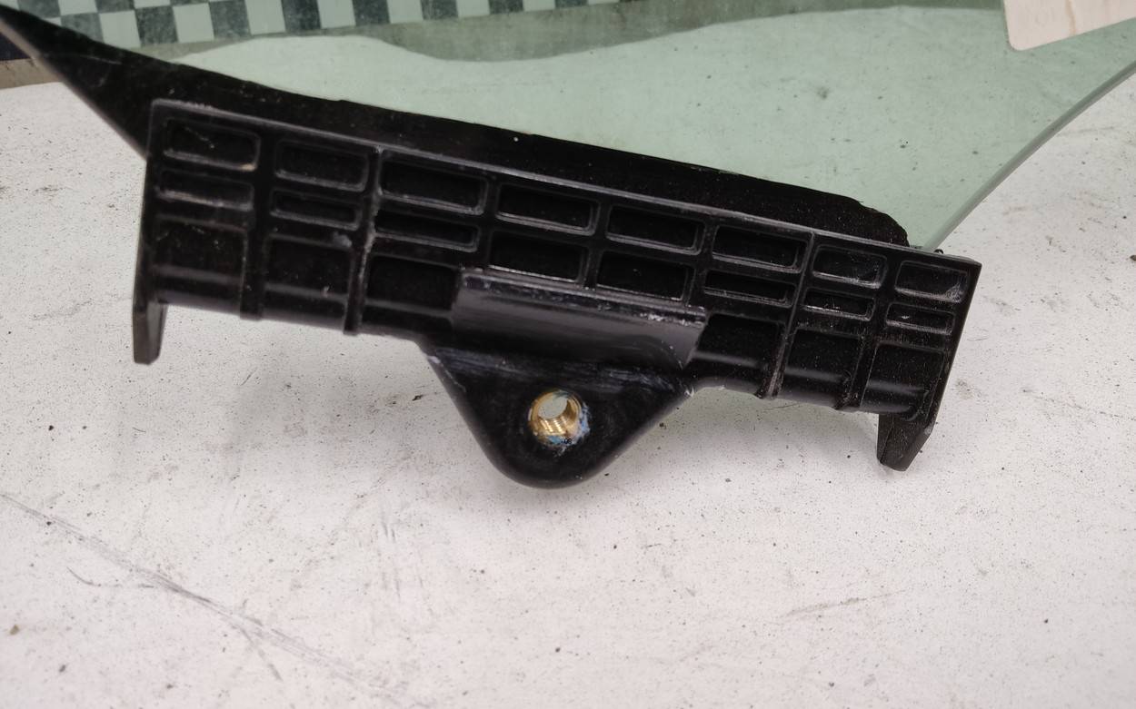 Стекло двери передней правой