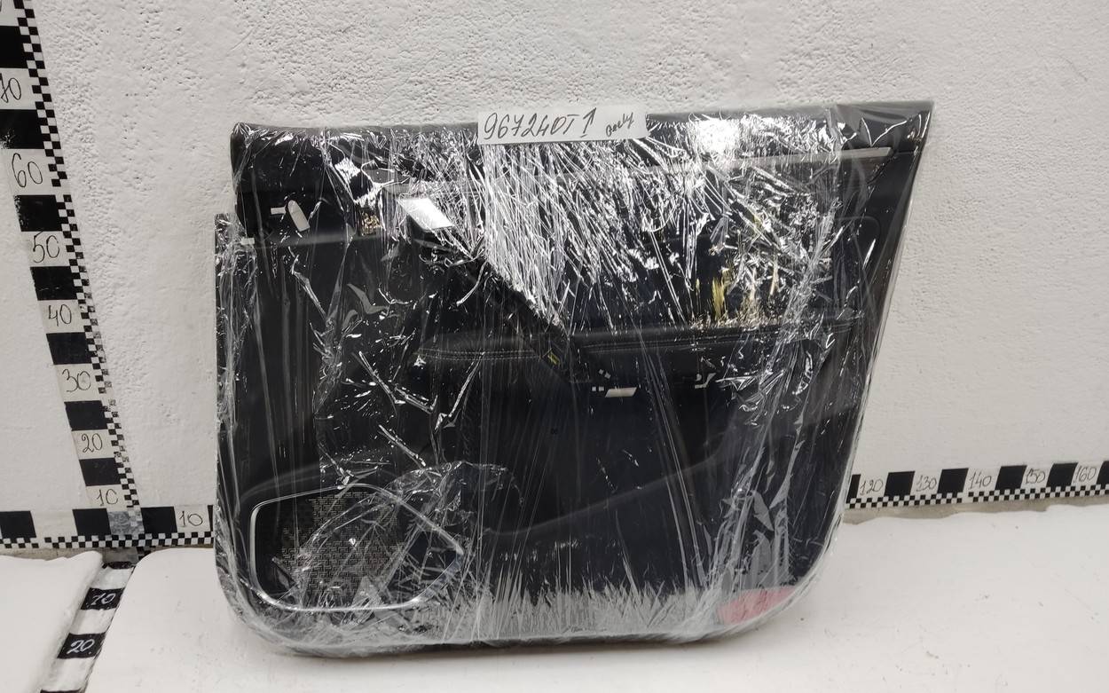 Обшивка двери передней правой