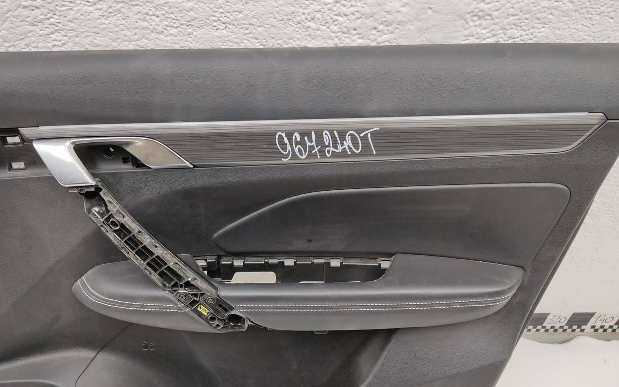 Обшивка двери передней правой