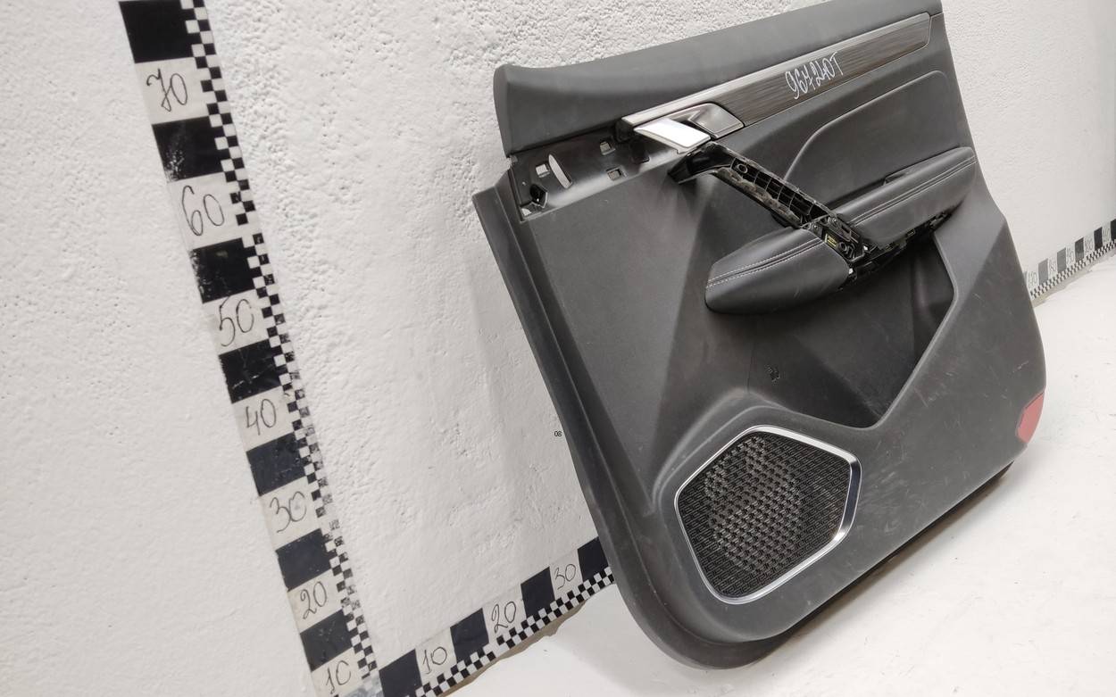 Обшивка двери передней правой