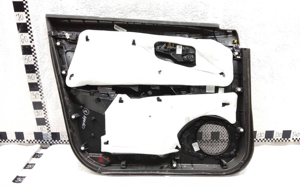 Обшивка двери передней правой