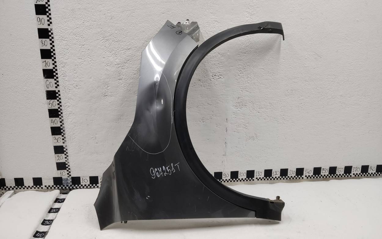 Крыло переднее правое