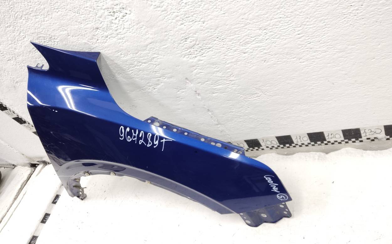 Крыло переднее правое