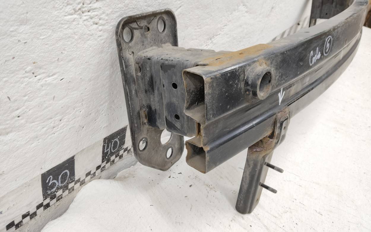 Усилитель переднего бампера