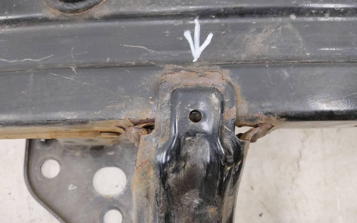 Усилитель переднего бампера