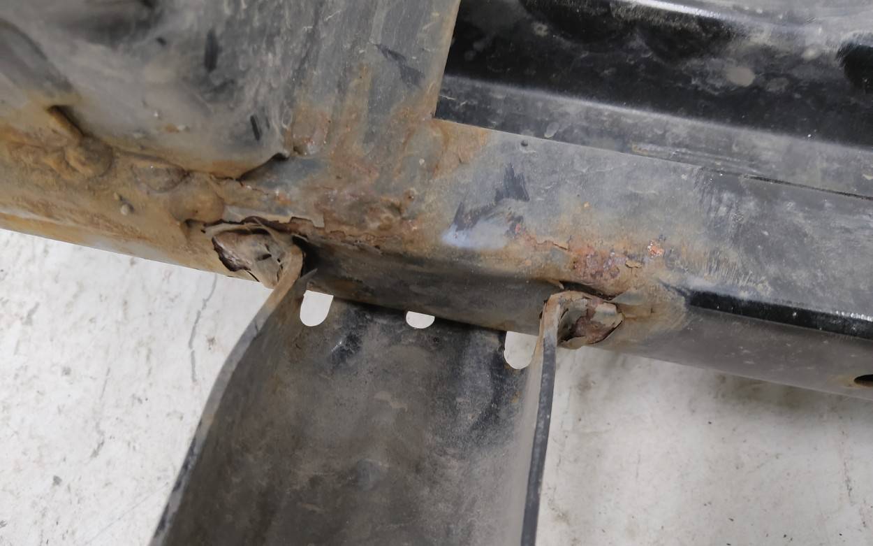 Усилитель переднего бампера