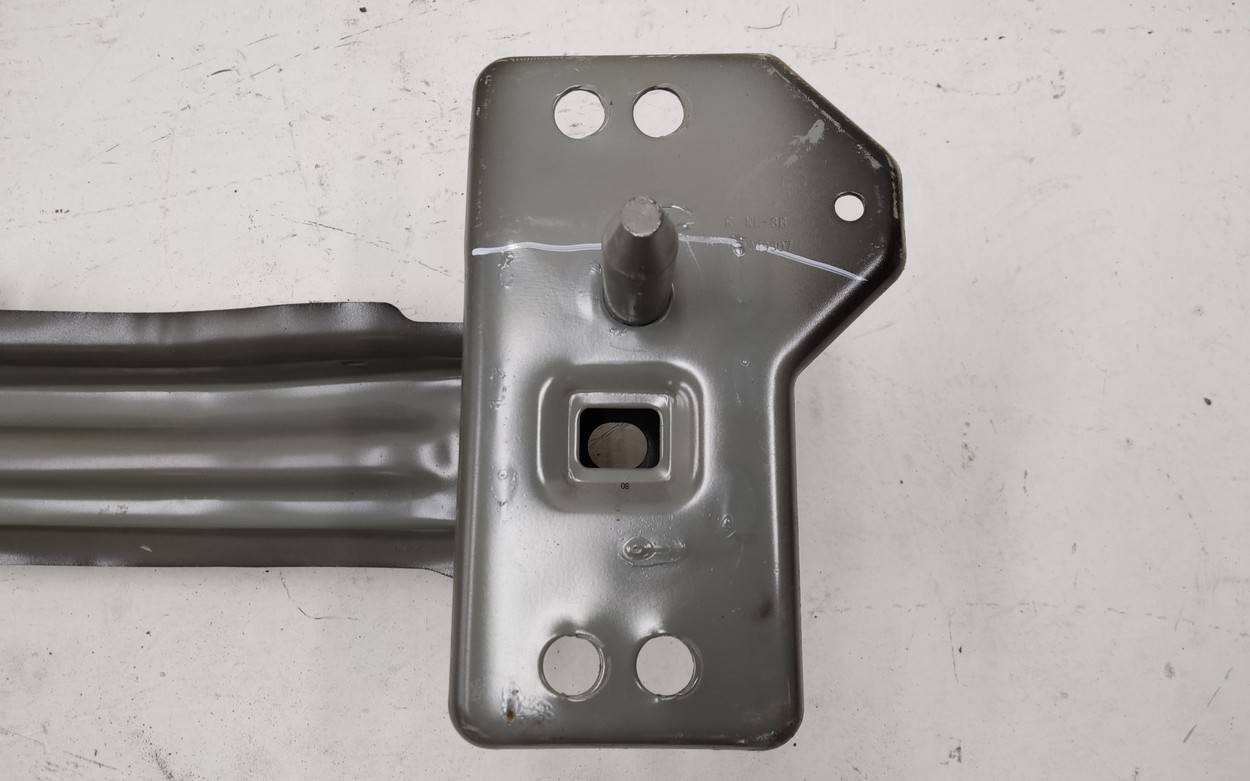 Усилитель переднего бампера