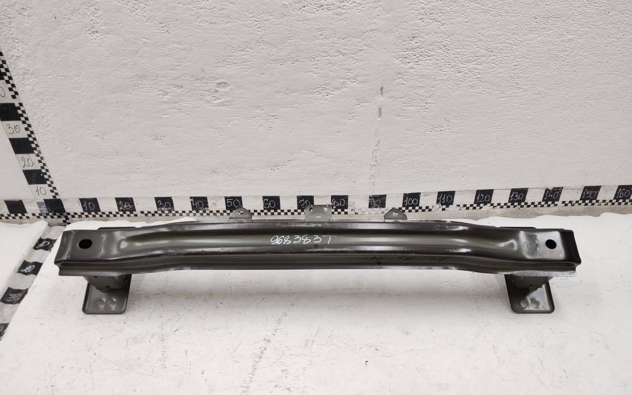 Усилитель переднего бампера