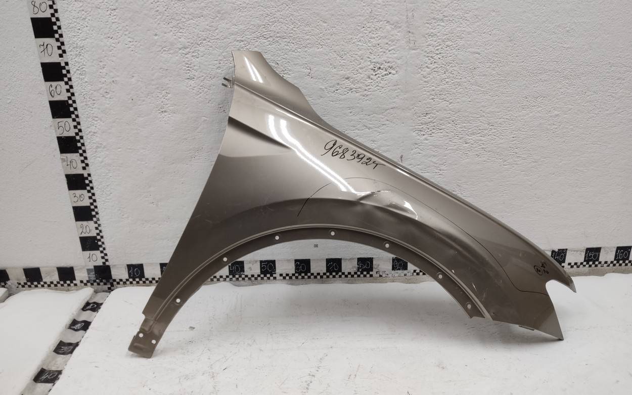 Крыло переднее правое