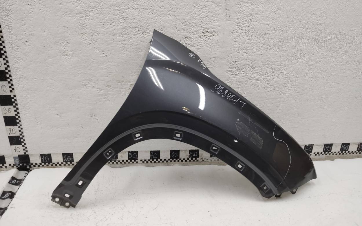 Крыло переднее правое