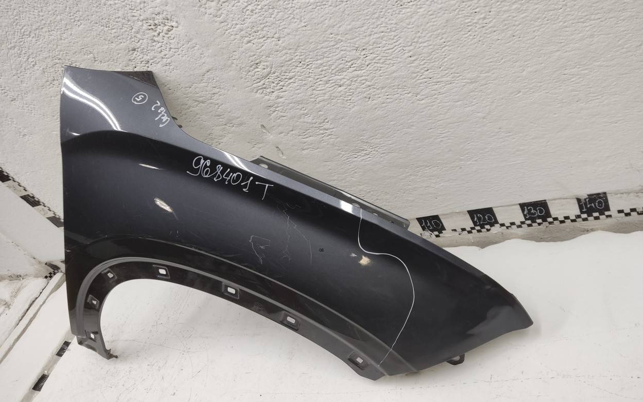 Крыло переднее правое